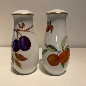 Evesham Gold Salt & Pepper Shaker Set
